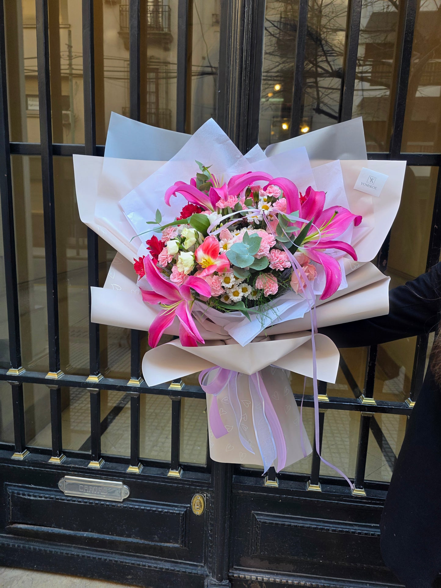 Bouquet de Lirios y flores de estación