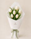 Ramo de 6 tulipanes YomiKoe con follaje natural y envoltorio boutique