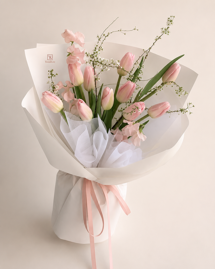 Ramo de 12 tulipanes y flores de estación YomiKoe con envoltorio boutique