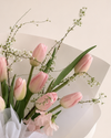 Ramo de 12 tulipanes y flores de estación YomiKoe con envoltorio boutique