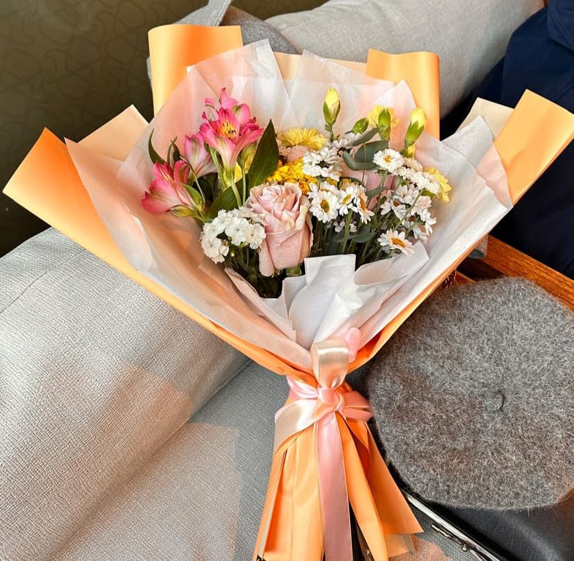 Ramo de rosas y flores de estación chico