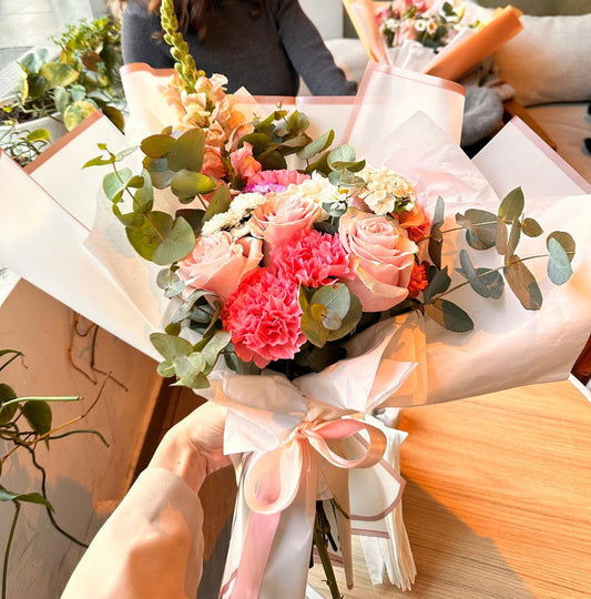 Ramo de rosas y flores de estación