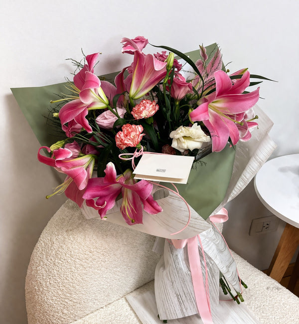 Lola Lilium — Ramo Grande de Lirios Rosados y Lisianthus