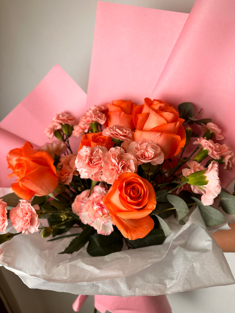 Dulce Atardecer — Ramo de Rosas Mediano Naranja y Rosado