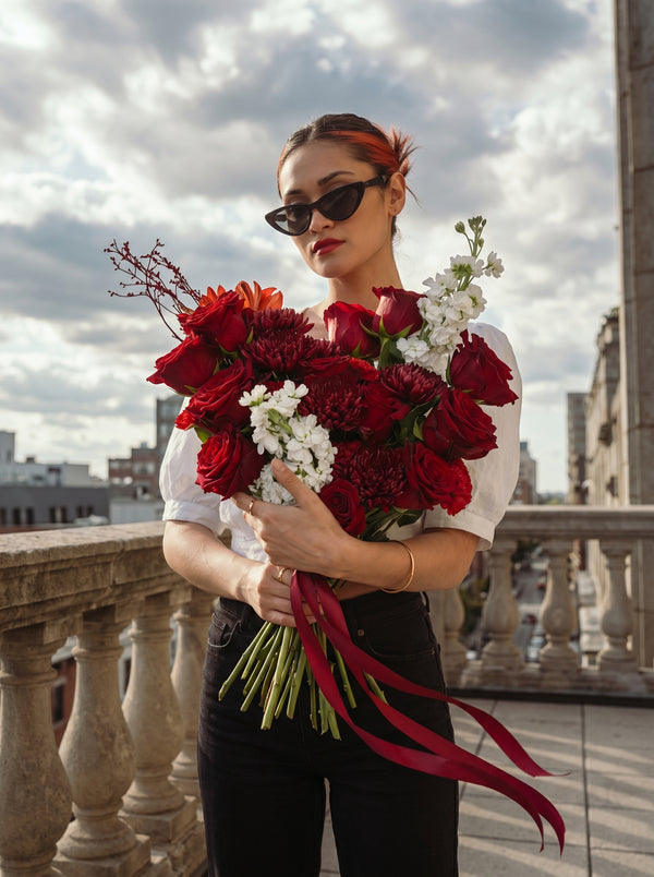 Scarlet — Ramo de Rosas Rojas y Flores Mixtas